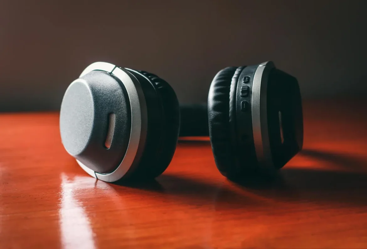 Best Noise Cancelling Headphones for Mowing Lawns - best noise cancelling headphones for mowing lawns