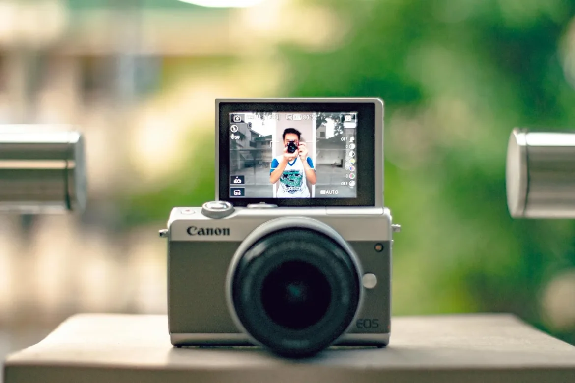 Mirrorless vs Point and Shoot Cameras - mirrorless vs point and shoot camera