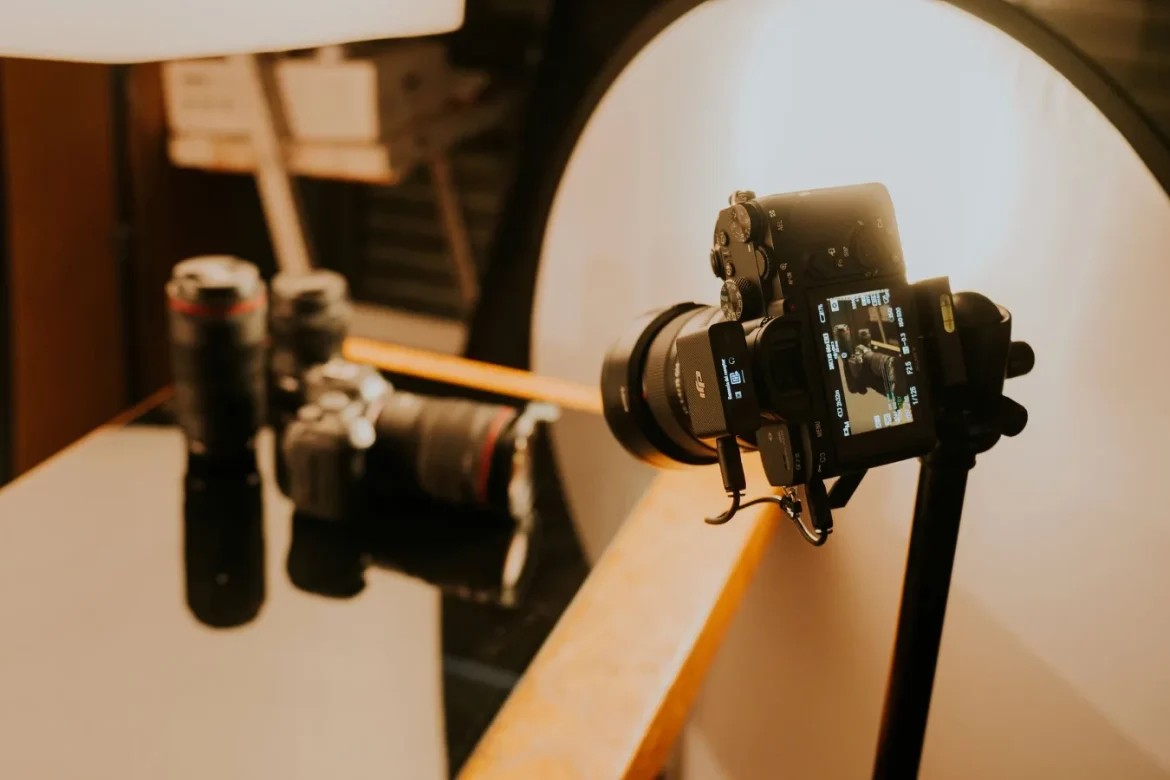Point and Shoot vs Mirrorless Camera - point and shoot vs mirrorless camera